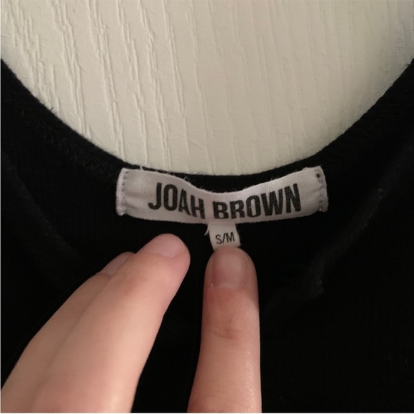 Women’s S/M JOAH BROWN Black Ribbed Notched V-Neck Cropped Tank Top - Picture 3 of 8